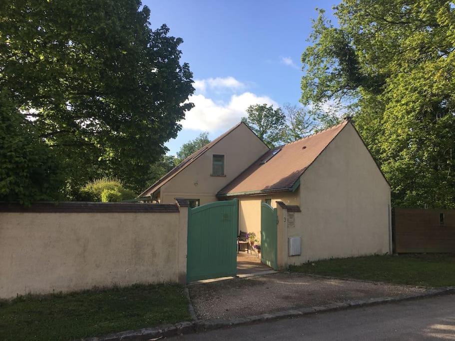 Gite D'Etape Du Tilleul, 4-8 Personnes La Celle-les-Bordes Exterior photo